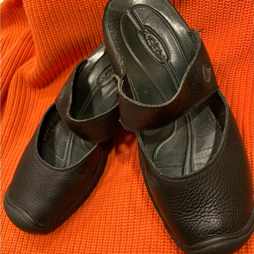 Womens Keen clogs/slip on.